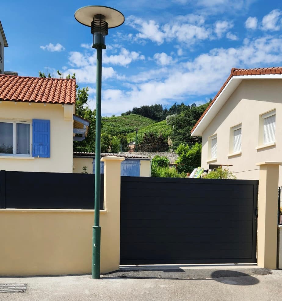 Clôture aluminium à lames pleines — vue 3